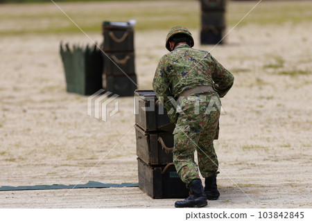 自衛隊人員設置炸藥 自衛隊人員設置炸藥 103842845