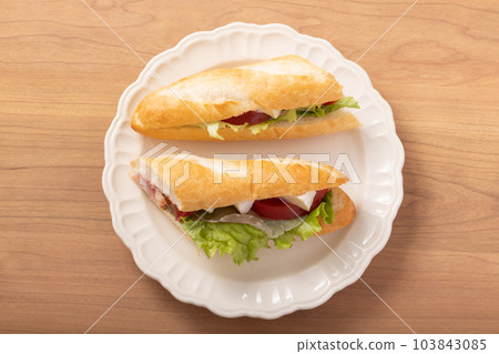 三明治配未醃製的火腿和卡門培爾奶酪 103843085