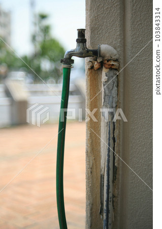 alley faucet 103843314