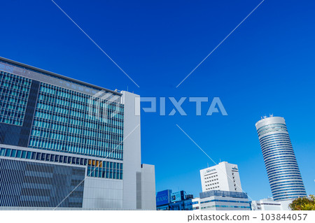 [神奈川的城市景觀] 新橫濱站周邊的城市景觀（篠原口） 103844057