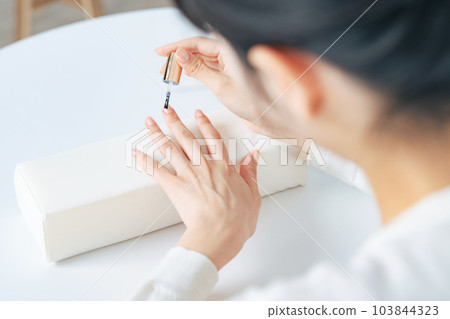 女人做指甲護理修指甲凝膠指甲 103844323