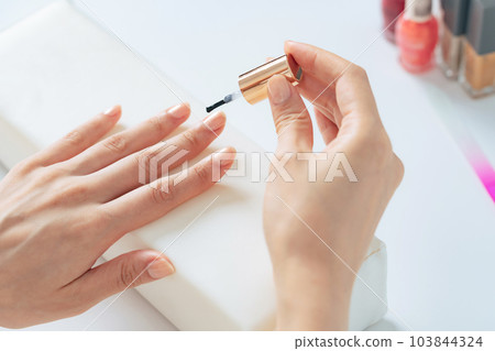 女人做指甲護理修指甲凝膠指甲 103844324