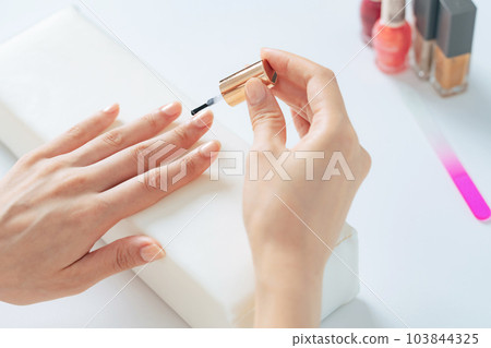 女人做指甲護理修指甲凝膠指甲 女人做指甲護理修指甲凝膠指甲 103844325