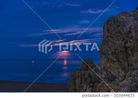 [Tahara City, Aichi Prefecture] Full moon rising from Sekimon and the ocean at sunrise 103844635