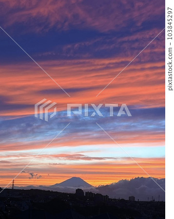 藍色和紅色的天空和黃昏的富士山 103845297