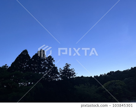 日落後晴朗的藍天 日落後晴朗的藍天 103845301