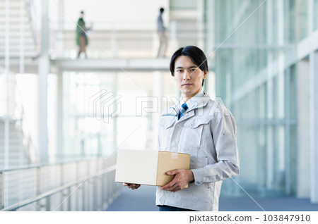 在物流行業工作的年輕商人 在物流行業工作的年輕商人 103847910
