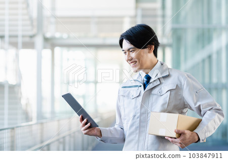 在物流行業工作的年輕商人 103847911