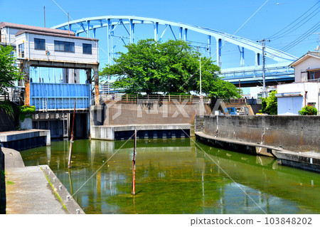 堺川西水門和江戶川第一大橋的景色（千葉縣浦安市）[2023 年 6 月] 103848202