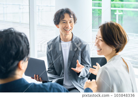 男性和女性業務團隊在辦公室開會 103848336
