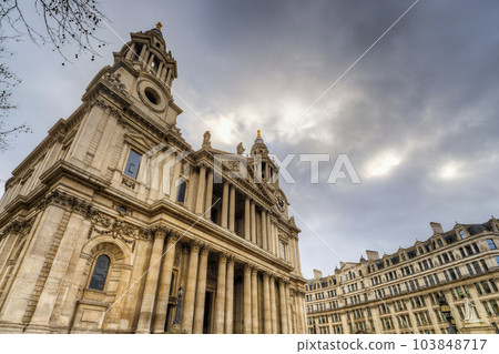 英格蘭、倫敦、聳立在冬日天空的聖保羅大教堂 103848717