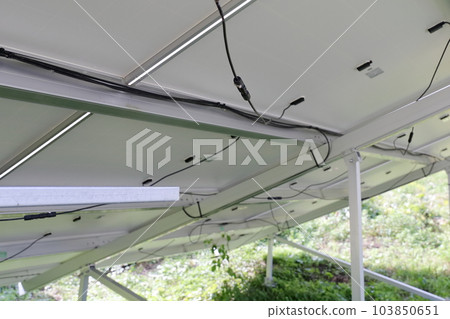 太陽能電池板背面的接線 103850651
