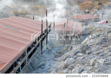 Outdoor bedrock bath hut (Tamagawa Onsen, Semboku City, Akita Prefecture) Outdoor bedrock bath hut (Tamagawa Onsen, Semboku City, Akita Prefecture) 103850666