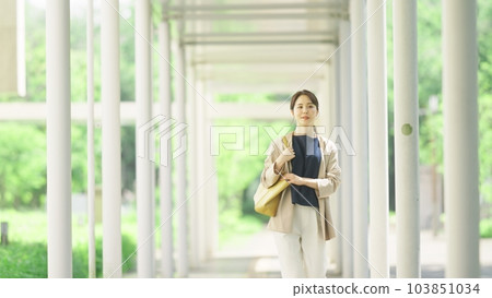 女人在上班的路上 103851034
