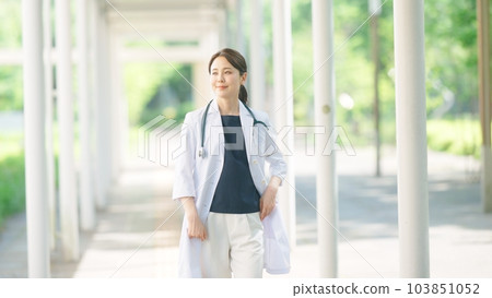 A girl who walks gallantly 103851052