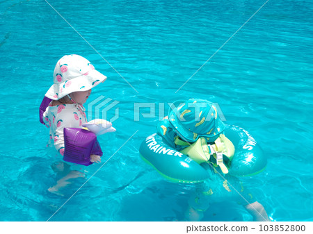 兩個嬰兒在游泳池裡游泳的背影 103852800