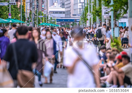 Nearly two weeks after the transition to the 5th class of the Tokyo cityscape in Japan … More people without a man are increasing even in Ginza Hokoten … There are also foreigners sitting down = 21st 103853084