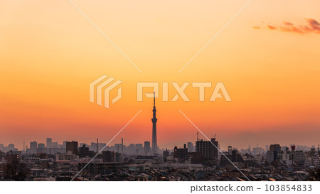 《東京》日落之後,美麗的東京天空染上了橙色 《東京》日落之後,美麗的東京天空染上了橙色 103854833