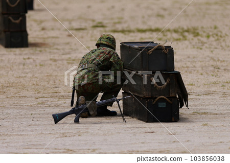 自衛隊人員等待 103856038