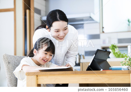 媽媽在家教女兒學習 103856460