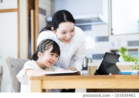 媽媽在家教女兒學習 103856461