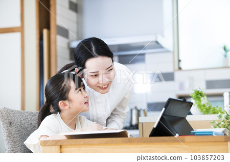 媽媽在家教女兒學習 103857203