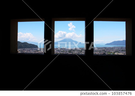 An image of the scenery of Sakurajima seen outside the window 103857476