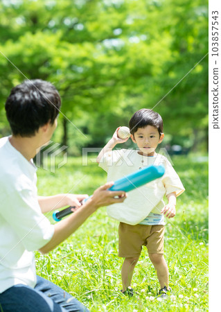 父母在公園裡玩球 103857543