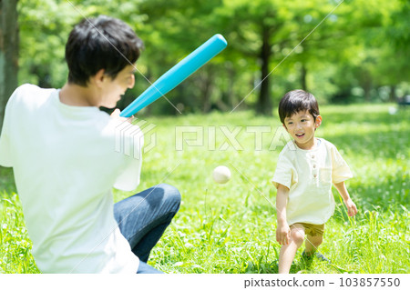 父母在公園裡玩球 103857550