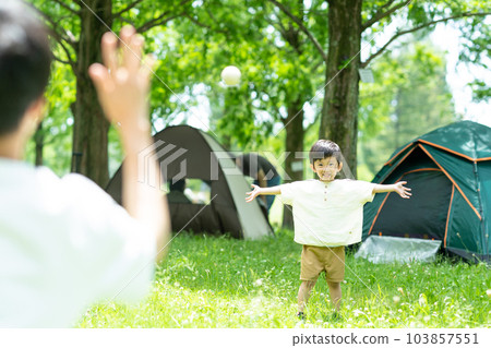 父母和孩子在營地玩球 103857551