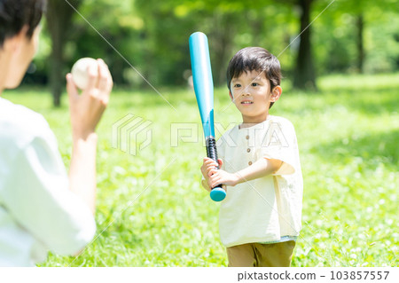 父母在公園裡玩球 103857557