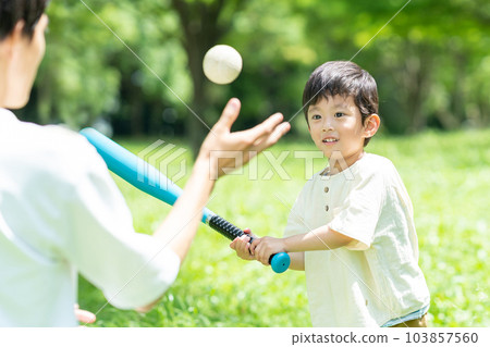 父母在公園裡玩球 103857560