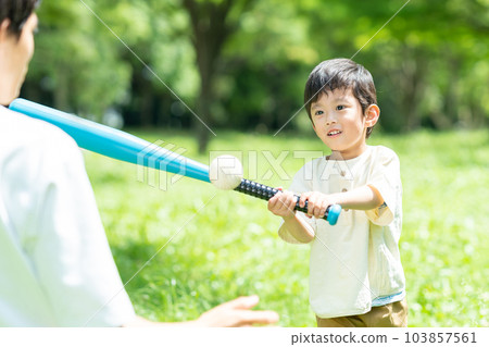 父母在公園裡玩球 103857561