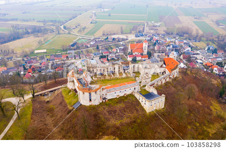 View of Janowiec Castle, Poland 103858298