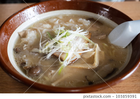 來自日本北海道的非常美味的當地拉麵 來自日本北海道的非常美味的當地拉麵 103859391