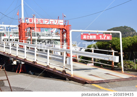 富津市金谷港東京灣渡輪登機門和藍天 103859435