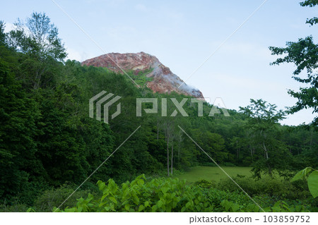 日本北海道壯別町雄偉的昭和新山 日本北海道壯別町雄偉的昭和新山 103859752