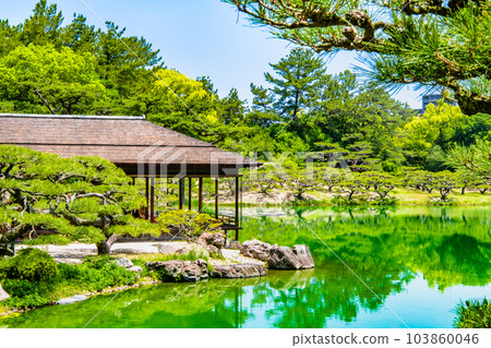 香川栗林公園～眺望南湖的菊月亭～ 103860046