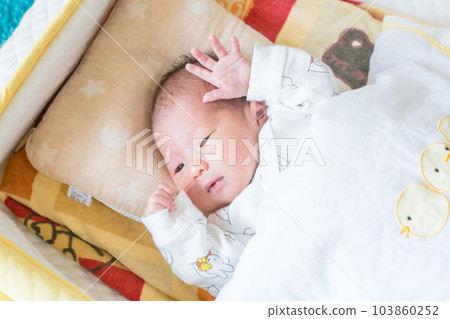 睡覺在輕便小床的嬰孩 103860252