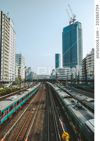 從國道 1 號線青木橋眺望的鐵路風景橫濱站周邊和鐵路線 2023.05 e-4 電影風格 從國道 1 號線青木橋眺望的鐵路風景橫濱站周邊和鐵路線 2023.05 e-4 電影風格 103860704