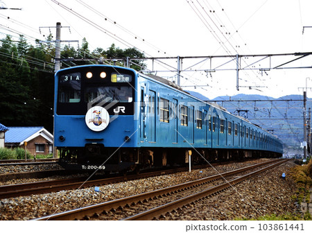 2001 7 列 201 系列普通列車在 JR 京都線運行 103861441