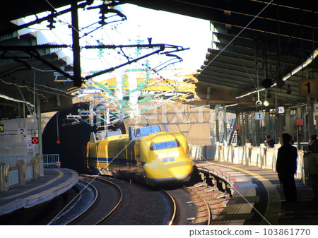 Doctor Yellow exits the tunnel and immediately enters the Sanyo Shinkansen Shin-Kobe Station platform 103861770