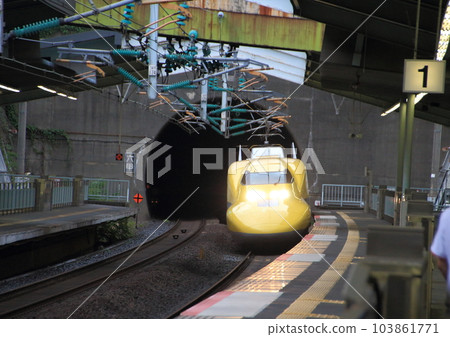 Doctor Yellow exits the tunnel and immediately enters the Sanyo Shinkansen Shin-Kobe Station platform 103861771
