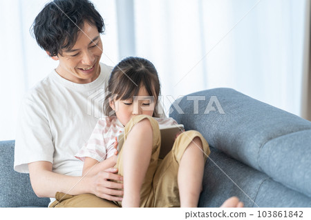 父母和孩子看平板電腦 父母和孩子在平板電腦上看電影 103861842