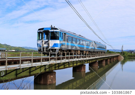 [JR Shikoku] Series Kiha 185 "Muroto" (Mugi Line: Awa Akaishi - Minamikomatsushima) 103861867