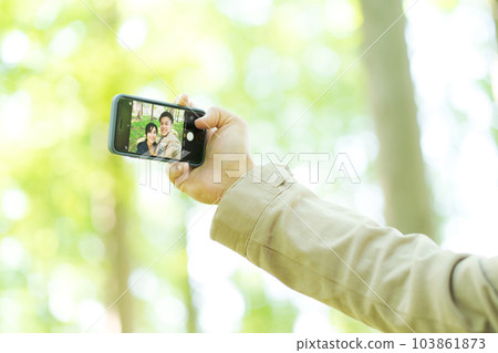 男人和女人自拍的照片 男人和女人自拍的照片 103861873