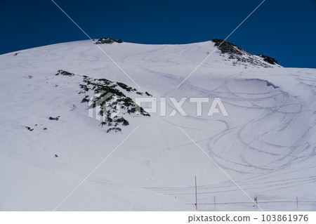 Snow scene of Tateyama Murodo in spring 103861976
