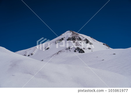 Snow scene of Tateyama Murodo in spring 103861977