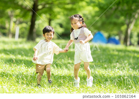 手拉手的男孩和女孩 103862164
