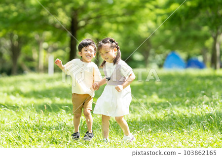 手拉手的男孩和女孩 103862165